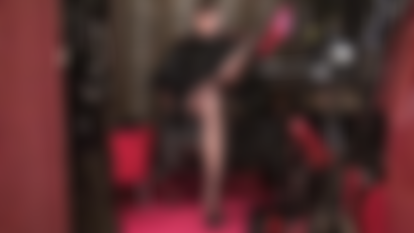 Fetisch für verlängerte beine – herrin vivian mit sexy kurzen haaren, streckt ihre wundervollen langen nylonbeine hoch, damit du sie anbeten kannst. Sexy absätze, stilettos mit roter sohle, strumpfhosen, überkreuzte beine.