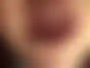 Herrin vivian hält deinen schwanz zwischen ihren strumpfhosenfüßen gefangen. Eingehüllt in einen nylonstrumpf wird er mit lederhandschuhen und füßen gestreichelt. Ein köstlicher domina-kuss, meine spucke, wird ebenfalls serviert.