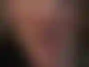 Süchtig nach dem leckeren spucke von herrin vivian – die herrin trägt heißes schwarzes latex und neckt mit ihrer zunge und ihrem mund, wobei sie sie mit viel köstlichem spucke füttert.