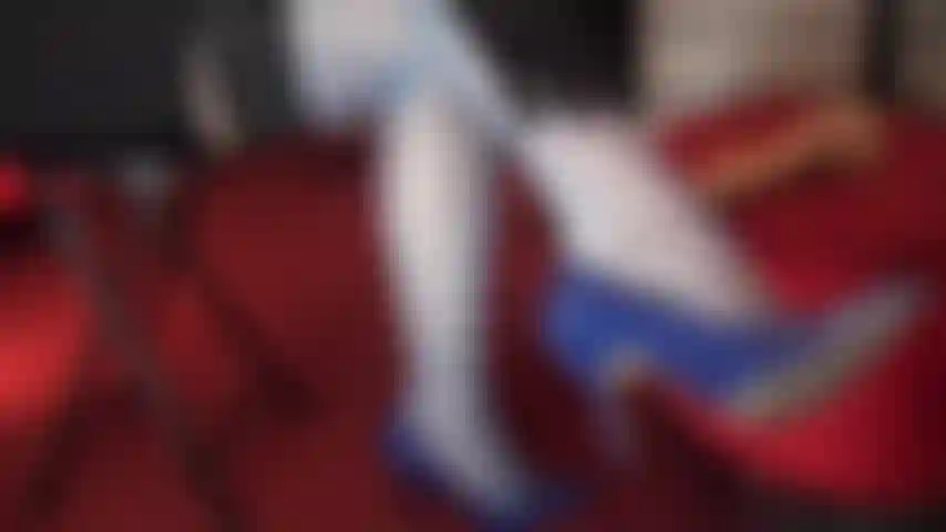 Die von den strümpfen und absätzen der herrin gereizt und ausgelaugt wird.