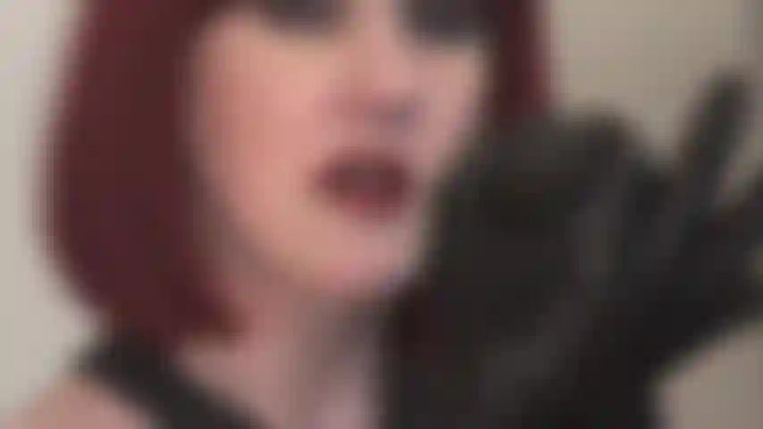 Herrin vivian zwinkert ihnen zu, während sie mit lederhandschuhen einen großen schwarzen schwanz streichelt, weil sie weiß, wie sehr sie schwarze schwänze lieben.