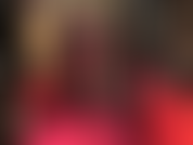 Sinnliches bein-teasen in einem sexy roten kleid und schwarzen strumpfhosen und peeptoes mit metallstilettos. Überkreuzte beine, fetisch für gestreckte beine, high heels.