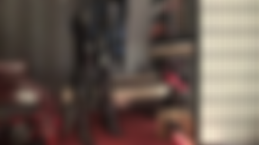 Pvc-fetisch, handjob mit handschuhen – herrin in ihrer bevorzugten fetischkleidung, schwarzes hochglanzvinyl, melkt ihren schwanz mit ihren langen pvc-handschuhen.