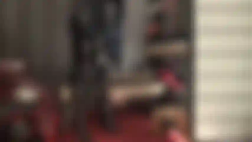 Pvc-fetisch, handjob mit handschuhen – herrin in ihrer bevorzugten fetischkleidung, schwarzes hochglanzvinyl, melkt ihren schwanz mit ihren langen pvc-handschuhen.