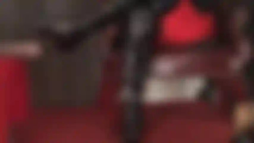 Harnröhrenstimulation durch die hochhackigen stiefel der herrin – dein sklavenschwanz zuckt, während ihr langer absatz immer tiefer eindringt …