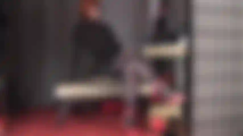 Was für ein doppeltes beinkreuzen!! - MistressVivian zeigt ihre wunderschönen beine in schwarzen strumpfhosen.