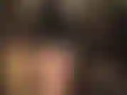 Upskirt-tease in superglänzenden strumpfhosen und einem sexy glänzenden pvc-kleid.