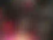 Schlage die beine übereinander und trage schwarze strumpfhosen, bin fußfetischist und verehre nylonfüße.