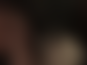 Fetisch für überkreuzte beine, glänzende strümpfe – genießen sie diese nahaufnahme von glänzenden strumpfhosen und glänzenden spitzenstrümpfen, während die herrin ihre seidigen handschuhe über ihre beine und zwischen die schichten zieht.