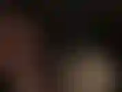 Fetisch für überkreuzte beine, glänzende strümpfe – genießen sie diese nahaufnahme von glänzenden strumpfhosen und glänzenden spitzenstrümpfen, während die herrin ihre seidigen handschuhe über ihre beine und zwischen die schichten zieht.