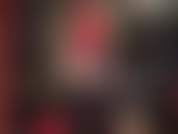 Eine latex-offizierin mit einem riesigen bbc-strapon.