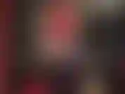 Eine latex-offizierin mit einem riesigen bbc-strapon.