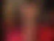 Beinliebhaber und fußjungen werden diese glänzenden strumpfhosenbeine und -füße in heißem kaffeebraun mit sexy pumps im leopardenmuster gleichermaßen lieben.