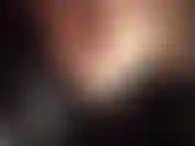 Mit latexhandschuh-fetisch – sie möchten diese glänzenden, glitschigen handschuhe auf ihrem körper und in ihrem mund spüren, sie möchten sie riechen und spüren, wie sie in ihren hintern gleiten …