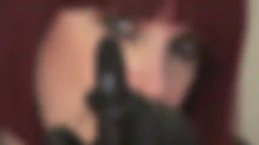 Leck meinen lederfinger – damit du dich ruhig fühlst, lege deine lippen um meinen lederbekleideten finger und sauge.