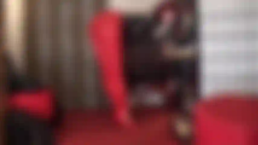 Handjob mit lederhandschuhen in roten leggings, high heels und pvc-oberteil – was dein schwanz jetzt braucht, sind die lederhandschuhe der herrin, die mit etwas speichel um deinen harten, pochenden schwanz gewickelt sind.