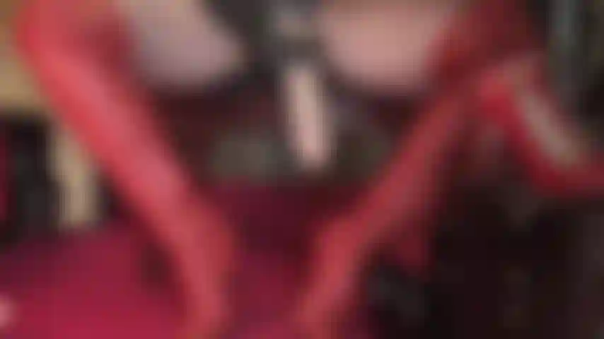 In wunderschönen roten lederstiefeln, glänzenden strumpfhosen, handschuhen und ausgestattet mit einem riesigen strap-on – so erwartet sie herrin vivian. Krieche unter ihren schreibtisch und verehre leder und schwanz.