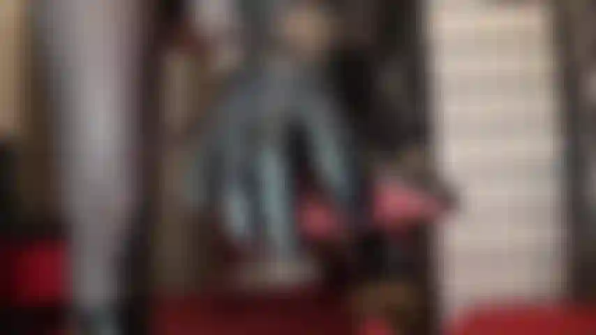 Stiefelfetisch, netzstrumpfhosen, fußfetisch, handjob, footjob und achselhöhlenfetisch – von der stiefelfetischisierung von herrin vivian über die misshandlung ihres schwanzes durch ihre behandschuhten hände und füße bis hin zum geschmack ihrer verschwitzten achselhöhlen – sie können all ihren fetischen frönen.