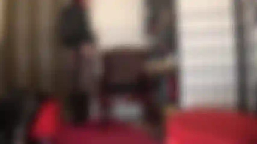 Arsch, hüften, oberschenkel, beine in schwarzen strumpfhosen und stiefeln – diese oberschenkel, dieser perfekte runde po, kniehohe lederstiefel und strumpfhosen machen dich verrückt.