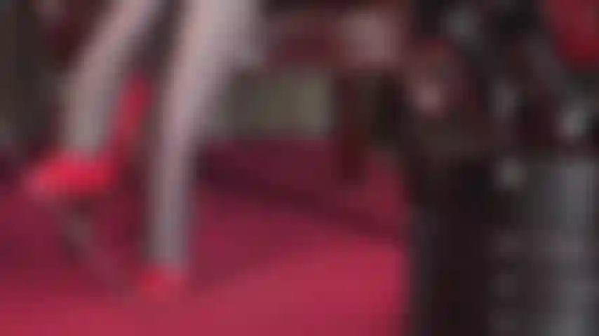 Du bist das angeleinte und mit einem halsband versehene haustier zu füßen von herrin vivian und betest ihre umwerfenden, durchsichtigen schwarzen strumpfhosen mit roten nähten an der rückseite des beins und ihre glänzenden high heels aus lackleder mit stilettoabsatz an.