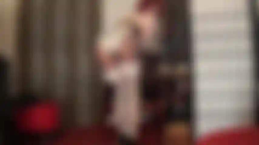 Satinhöschen, seidige handschuhe, spitzenstrümpfe und orales vergnügen – herrin vivian verführt in bh, glänzender satinunterwäsche und nylons, um sie in den besten schwanzlutschmund zu verwandeln, den die welt je gesehen hat.