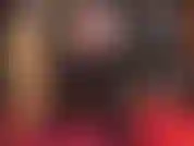 Arschverehrung, stiefelfetisch, latexanzug – ihre göttin in glänzendem schwarzem gummi verlangt die verehrung ihrer hohen stiefel, ganz oben entlang ihrer strumpfhosenschenkel bis zu ihrem in latex gekleideten hintern.