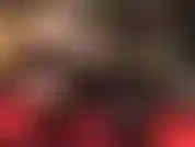 Ein fetischist für überkreuzte und gestreckte beine in strumpfhosen im strumpfhalter-look. Die beinliebhaber und fußjungen gleichermaßen erregt, mit nylonzehen, die einen dildo auf dem boden necken.