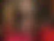 Sabbere beim anblick der unglaublichen nackten füße der herrin, während sie deinen schwanz mit bloßen händen neckt.