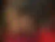 Die ihren arsch in einem engen lackkleid und einer superglänzenden, goldenen strumpfhose verehrt.