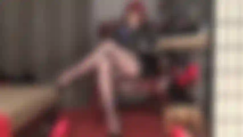 Mit sonnenbrille und satinhöschen, bis zur besinnungslosigkeit gemolken.