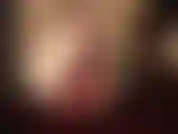 Seltener clip mit nackten füßen, rot lackierten zehennägeln und zerrissenen strumpfhosen.