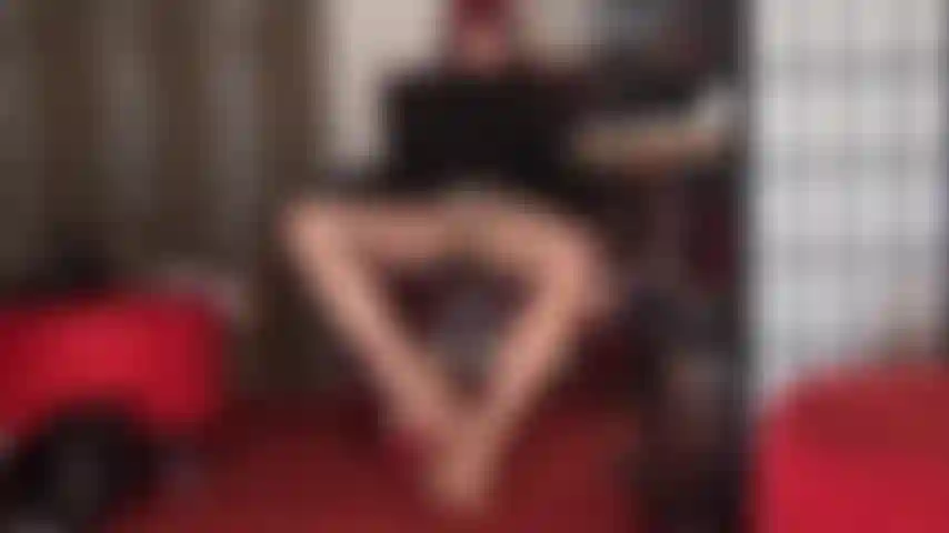 Mein nylonsüchtiger sub ... Die füße der herrin halten deinen nylonbedeckten sklavenschwanz fest, während ihr duftender strumpfhosenzwickel auf dein gesicht gedrückt wird und spucke auf ihre glänzenden schenkel tropft.