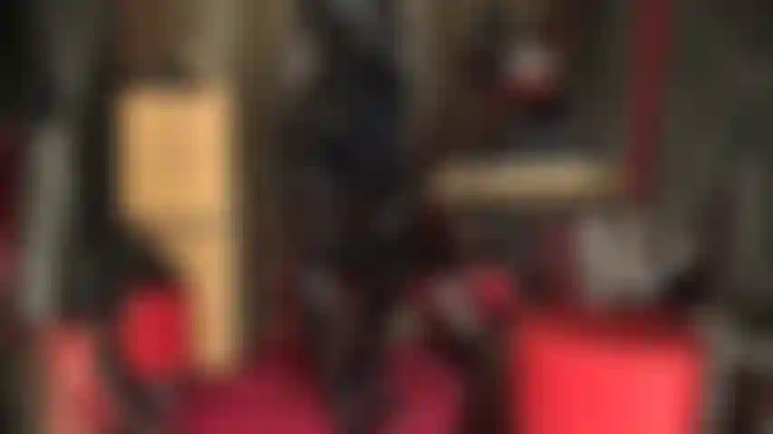 Die eine pvc-fetischgöttin anbetet.