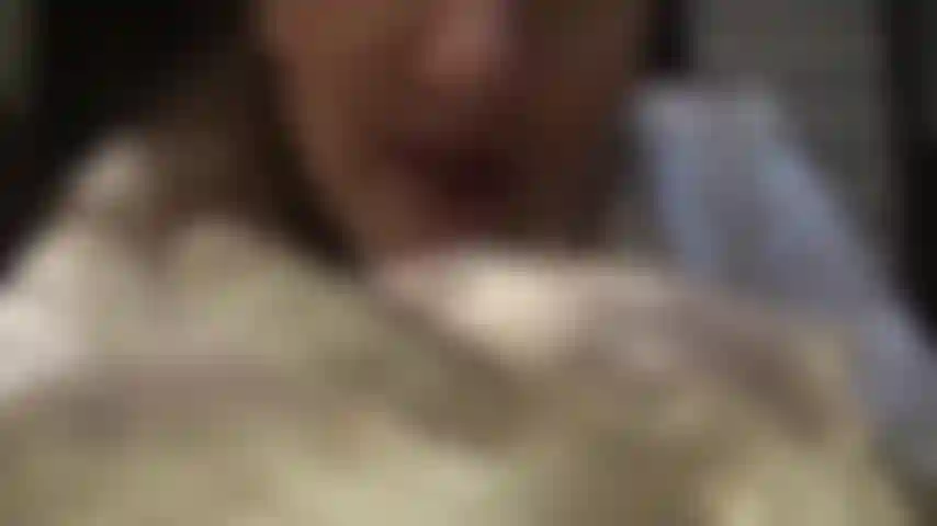 Elfenbeinfarbene satinhandschuhe und braune strumpfhalterstrümpfe mit vollständiger moderation über hautfarbenen strumpfhosen.