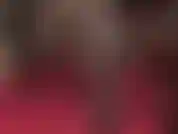 Knallende und baumelnde pumps mit schwarzem stahlabsatz. Strumpfhosen, high heels, schuhspiel-fußfetisch.