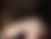 Bete meine sexy langen beine in vintage-strümpfen und strumpfbändern an, meine schönen füße in nylons und high heels. Dann schau mir zu, wie ich langsam diese strümpfe ausziehe, um an meine nackten füße und beine zu kommen.