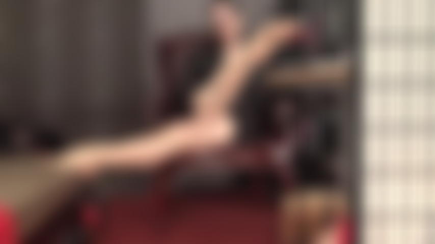 Schwach für die beine und füße von herrin vivian – genießen sie diese sinnliche verführung in glänzenden hautfarbenen strumpfhosen, mit und ohne schwarze lederpantoletten.