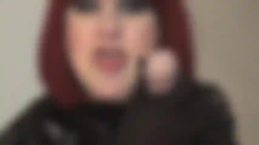 Erzwungene bi. Mund offen, zunge raus – deine schwanzfütternde herrin verlangt, dass du deinen allerersten schwanz lutschst, ganz sicher nicht deinen letzten … deine reise als meine schwanzhure hat gerade erst begonnen.