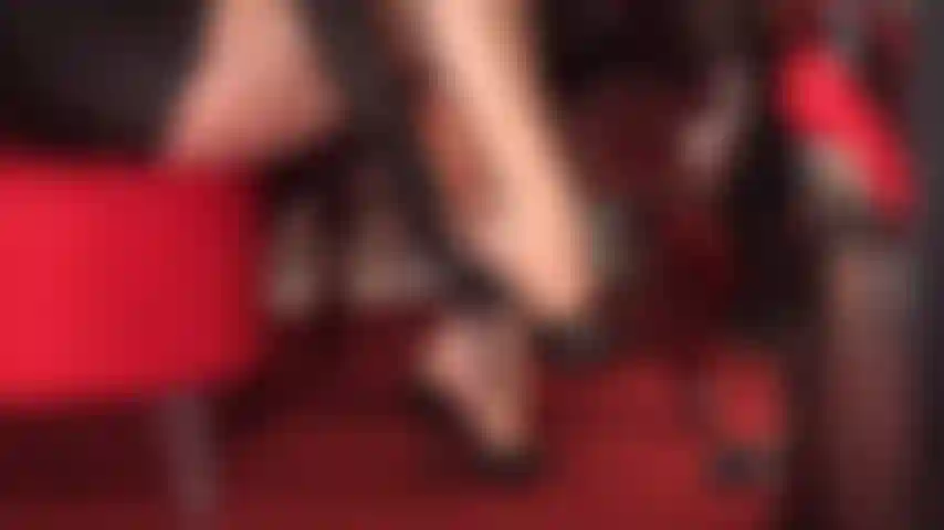 Glänzende hellbraune strümpfe und lederpantoletten waren schon immer ihre größte schwäche.