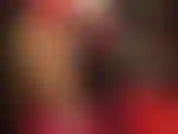 Roter latex-minirock, glänzende strumpfhosenschichten, weiße absätze, bh und handjob mit handschuhen – genießen sie dieses knappe, kleine, heiße gummi-outfit, während die herrin ihren harten schwanz mit latexhandschuhen neckt.