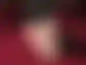 Die mit nackten füßen auf einem schwarzen dildo herumtrampelt.