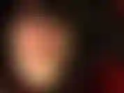 Vintage-lederhose mit dildo, der aus dem reißverschluss hängt. Lutsche den schwanz der herrin, umgeben von dem unglaublich duftenden leder.