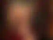 Herrin neckt in sehr durchsichtigen lavendelfarbenen strumpfhosen und zeigt ihren in nylon gehüllten hintern und ihre weichen strumpfhosenfüße.