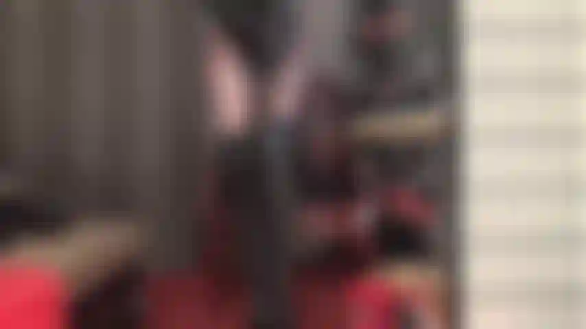 Die schwarze lederstiefel und handschuhe verehrt – die herrin frönt ihrem fetisch für schwarzes leder mit einem paar hochhackiger overknee-stiefel und extralangen handschuhen.