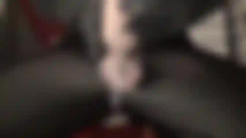 Dicker weißer strapon und dekolleté-teaser – herrin macht ihren schwanz hungrig nach diesem dicken weißen fleisch.