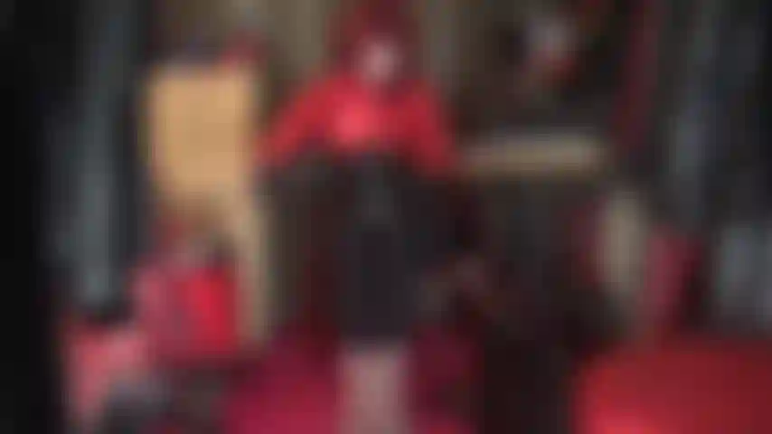 Fick meine schenkel, sklave! Herrin vivian melkt dich zwischen ihren spandex-leggings und mit ihren schwarzen lederhandschuhen, nicht nur, um dir den nackten hintern zu versohlen, während du über mein knie gebeugt bist und meine beine fickst …