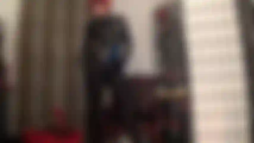 Herrin kombiniert glänzende schwarze lycra-strumpfhosen mit einem schwarzen holografischen body. Ein edles fetisch-outfit, dem du einfach nicht widerstehen kannst. Während die lederhandschuhe ihre kurven reizen ...