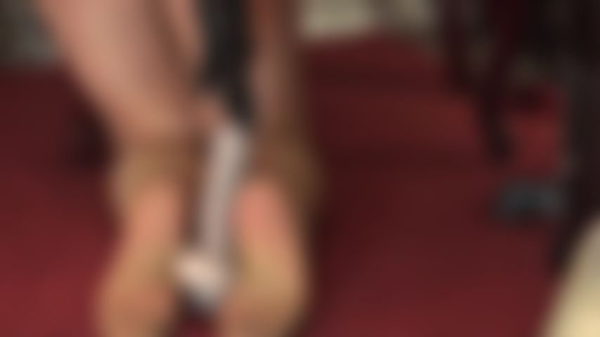 Nasser und schmutziger umgekehrter strumpfhosen-footjob mit viel spucke auf den füßen und einem dildo.