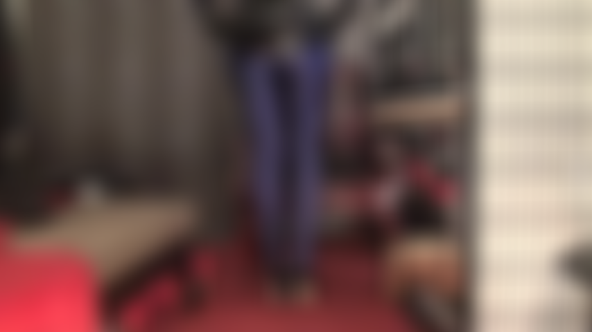 Marineblaue spandex-strumpfhosen und pvc – lycra, so weich und glänzend, herrin neckt mit ihren füßen, beinen und ihrem hintern in diesem paar glänzender strumpfhosen.