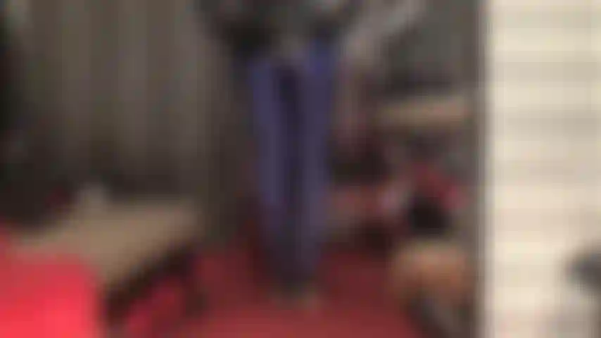 Marineblaue spandex-strumpfhosen und pvc – lycra, so weich und glänzend, herrin neckt mit ihren füßen, beinen und ihrem hintern in diesem paar glänzender strumpfhosen.